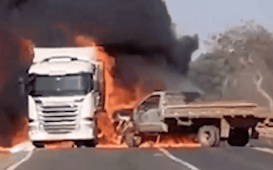 Colisão frontal entre carreta e caminhonete causa incêndio e interdição na MS-377 em Inocência
