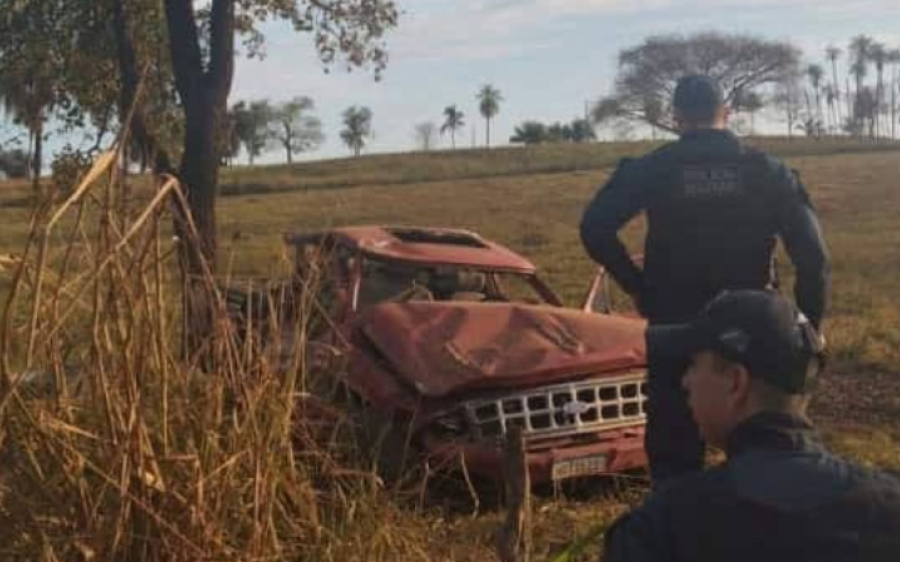 Motorista embriagado capota caminhonete e é preso em flagrante em Rio Negro
