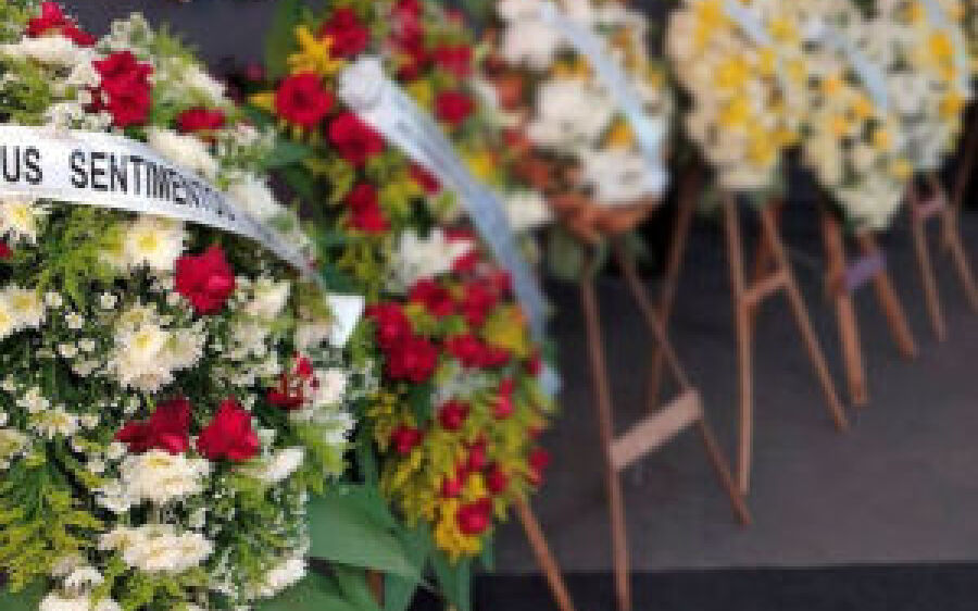 Jovem é humilhada ao tentar parcelar coroa de flores em Campo Grande: 