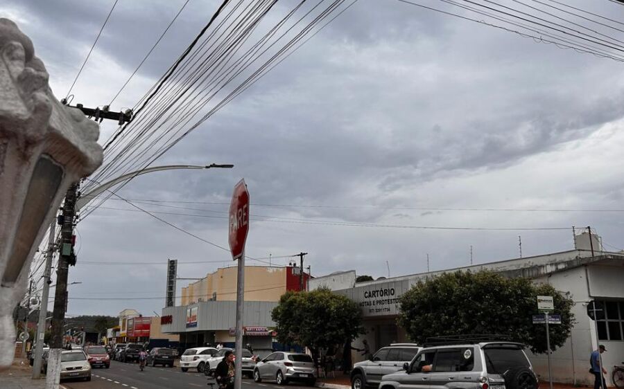 Frente fria muda o tempo em Coxim: 60% de chance de chuva e queda nas temperaturas marcam a segunda