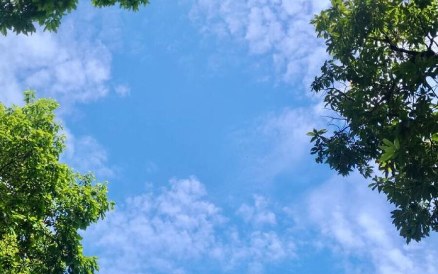         Sol forte e alerta de baixa umidade em Coxim neste sábado 30/08)
