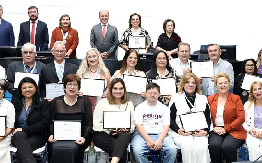 Em noite de homenagens, sessão solene reforça o respeito às pessoas com deficiência
