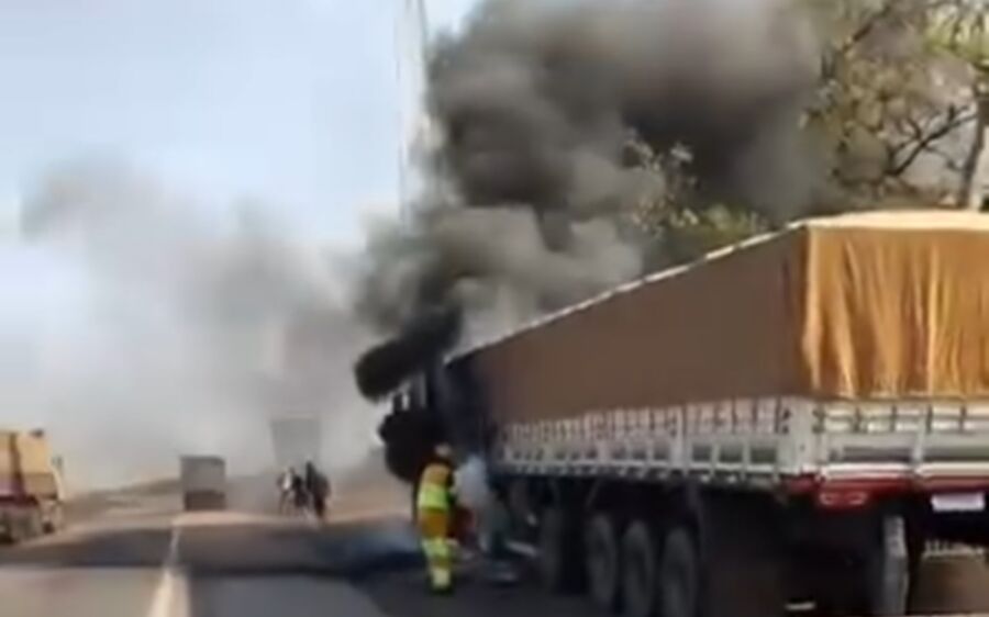 Carreta carregada com milho pega fogo após pneu estourar na BR-163, próximo a Pedro Gomes