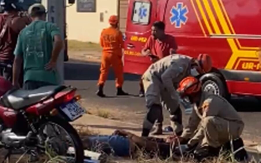 Colisão entre moto e carro deixa motociclista ferido no Mendes Mourão, em Coxim
