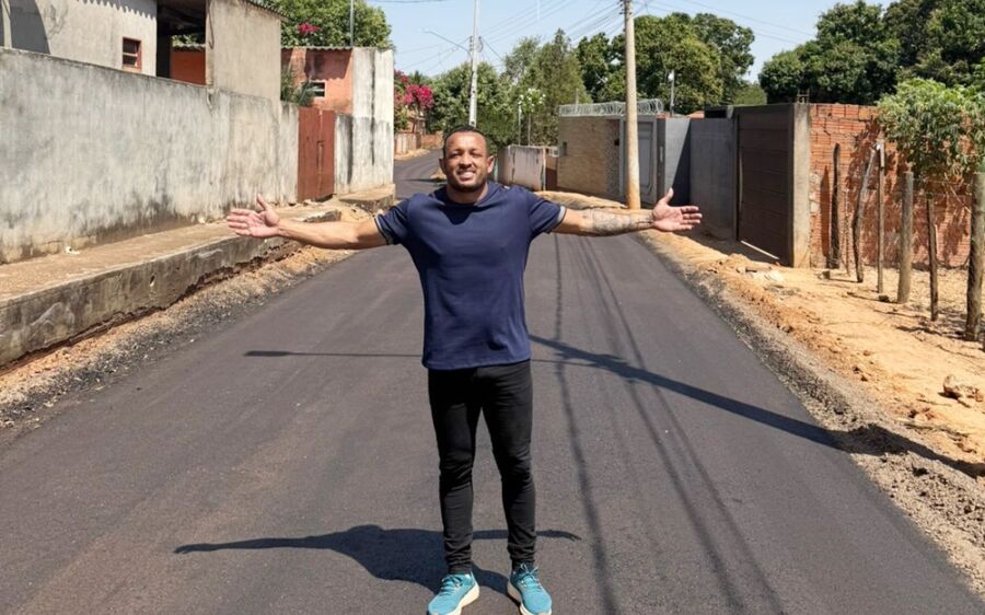 Vereador Marcinho Souza comemora pavimentação da Rua 23 de Dezembro