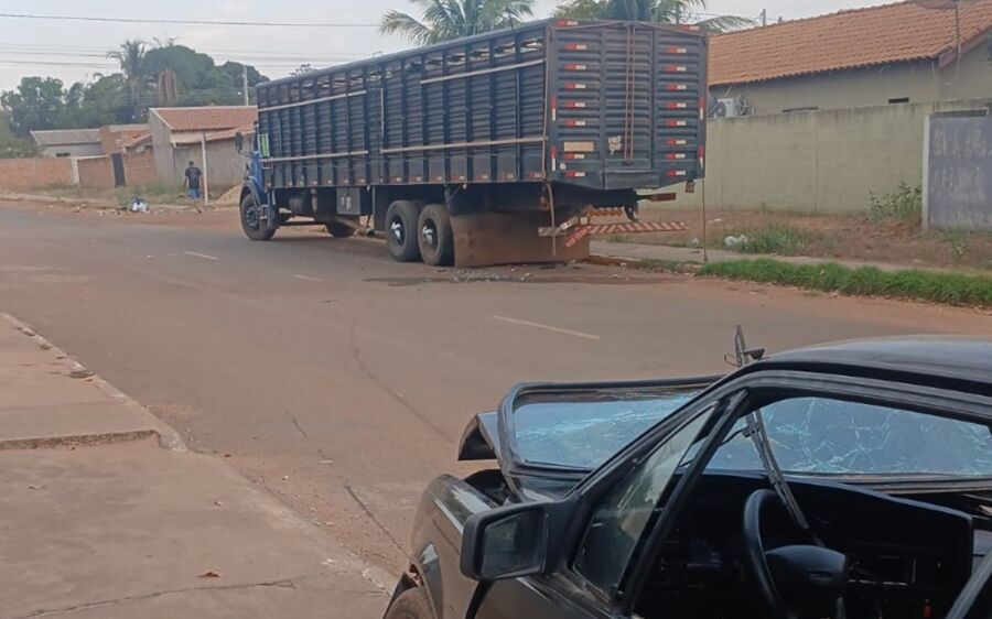 Motorista fica ferido após colidir carro na traseira de caminhão em Coxim
