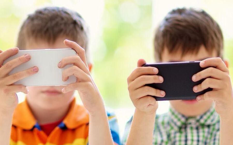 Uso precoce de smartphones pode comprometer saúde mental das novas gerações