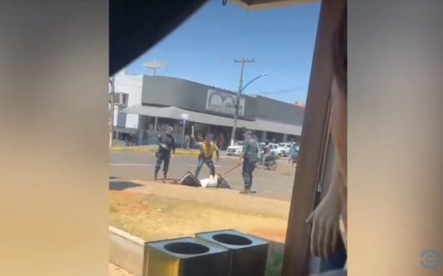 Suspeito de furtar mercado é preso após ameaçar clientes com faca
