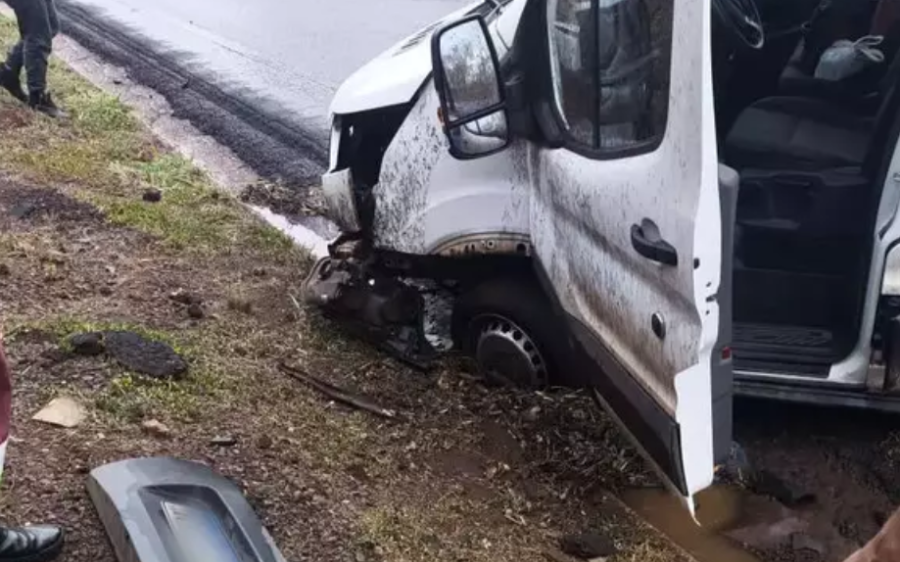 Van aquaplana e capota na BR-163 durante chuva, deixando dois feridos leves
