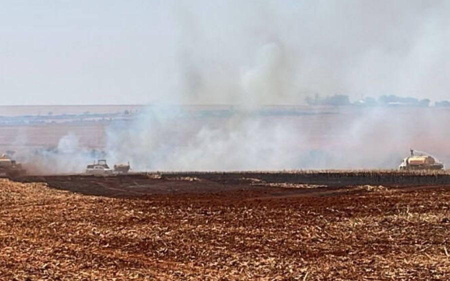 Força-tarefa atua no combate a incêndio que iniciou em carreta na BR-163 e atingiu propriedades 