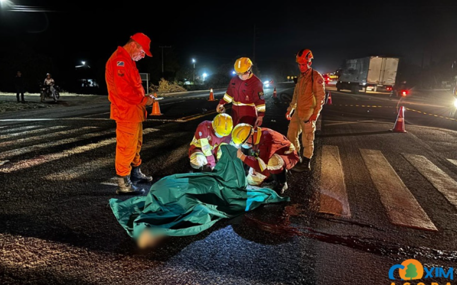 Passageira morre e motociclista fica ferido em colisão com carro na BR-163 em Coxim
