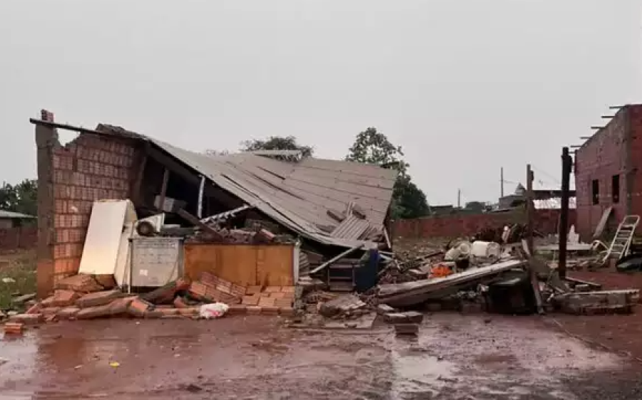 Temporal provoca destelhamentos, queda de árvores e falta de energia em Amambai
