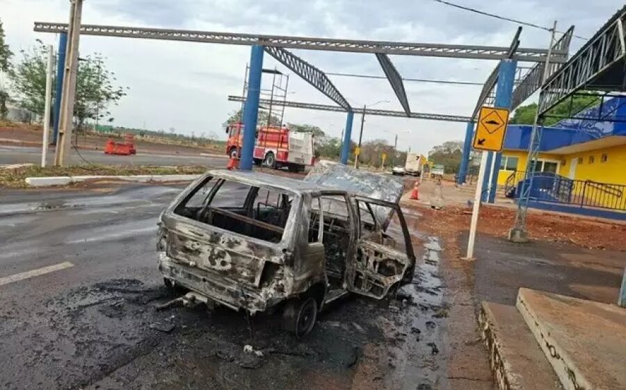 Inconformados, jovens incendeiam carro apreendido em frente à base da PRF em MS
