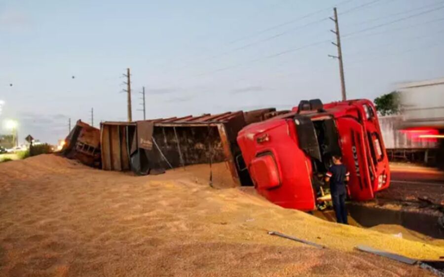 Carreta bitrem tomba na BR-163 e espalha milho no acostamento
