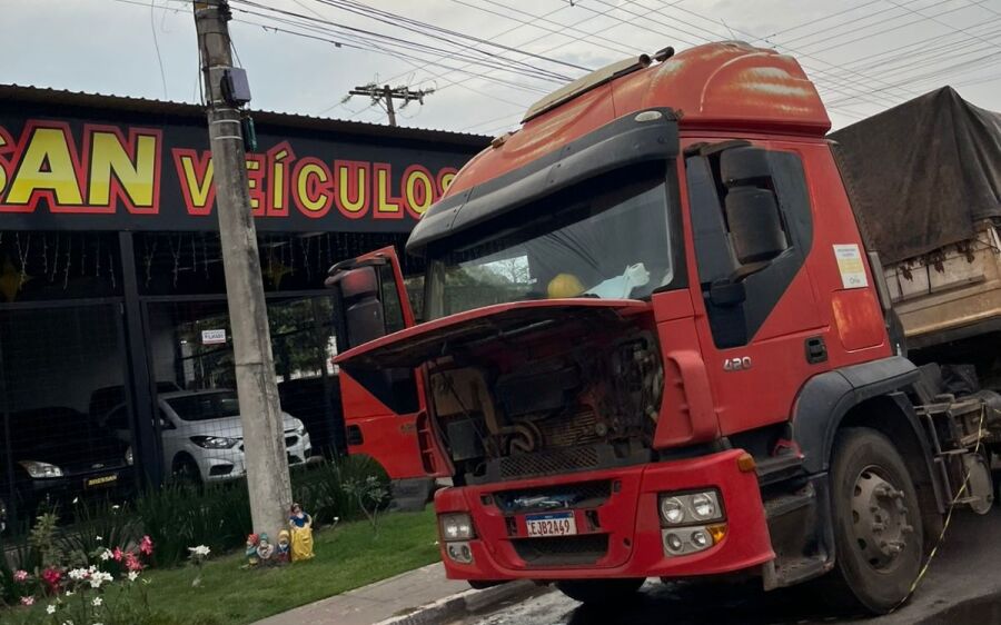 Bombeiros combatem princípio de incêndio em carreta em Coxim
