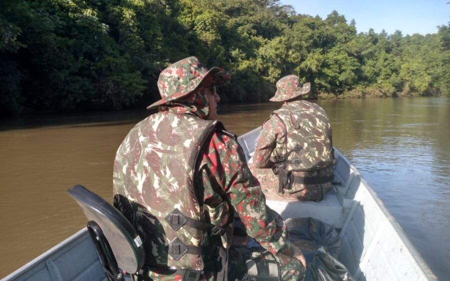 PMA autua construção irregular em área de preservação às
margens do Rio Taquari, em Coxim