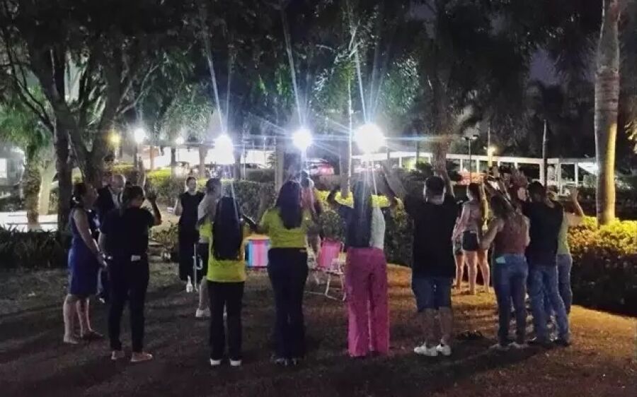 Familiares e amigos fazem vigília na Santa Casa por menina queimada com chapão em Coxim