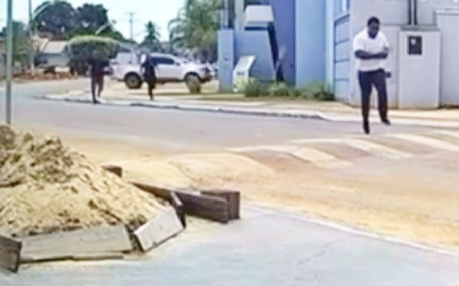 Homem acusado de atacar adolescente tenta escapar após audiência em Coxim
