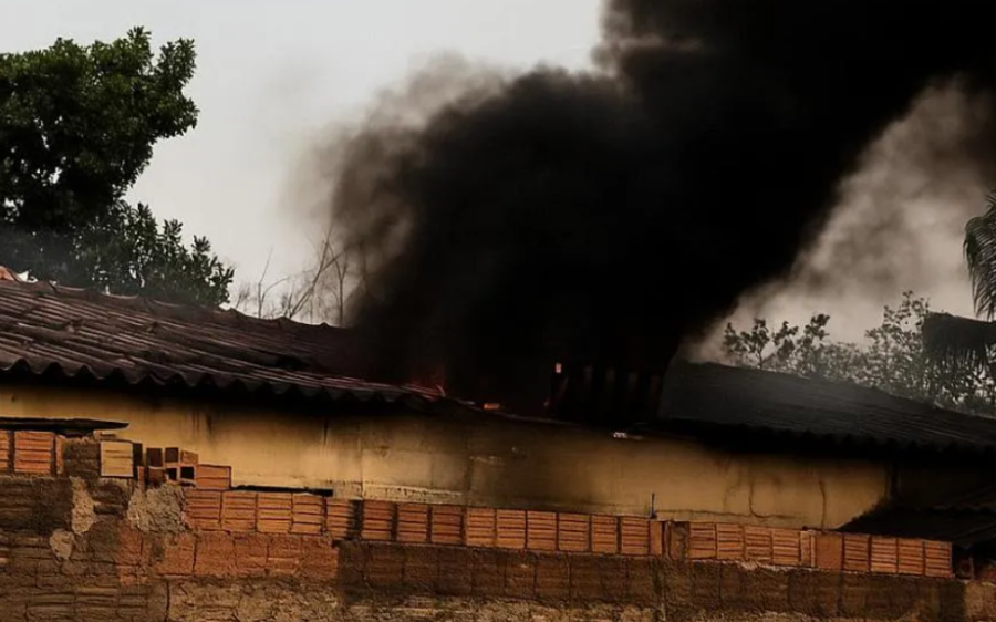 Incêndio criminoso destrói residência no bairro Paraíso Cacerense em Rio Verde