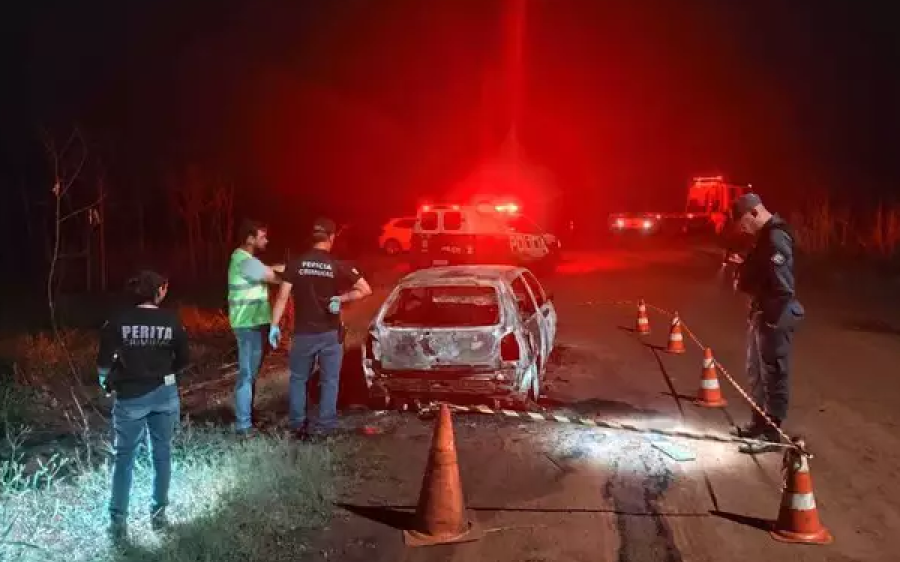 Corpo carbonizado é localizado dentro de carro incendiado na BR-163
