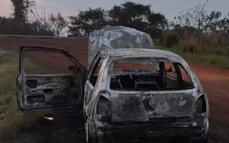Irmãos são presos suspeitos de homicídio após corpo carbonizado ser encontrado em carro na BR-163
