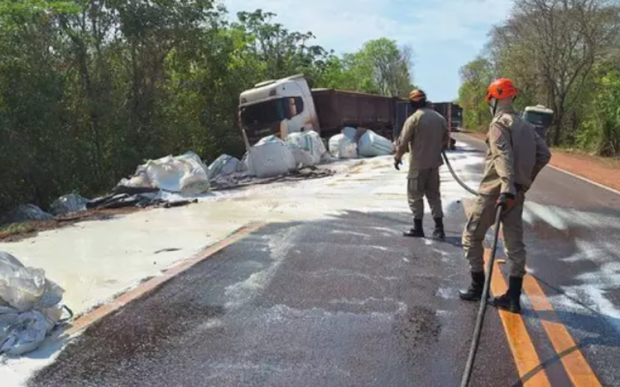 Caminhão tomba e provoca interdição total da BR-262 próximo a Taunay, em Aquidauana
