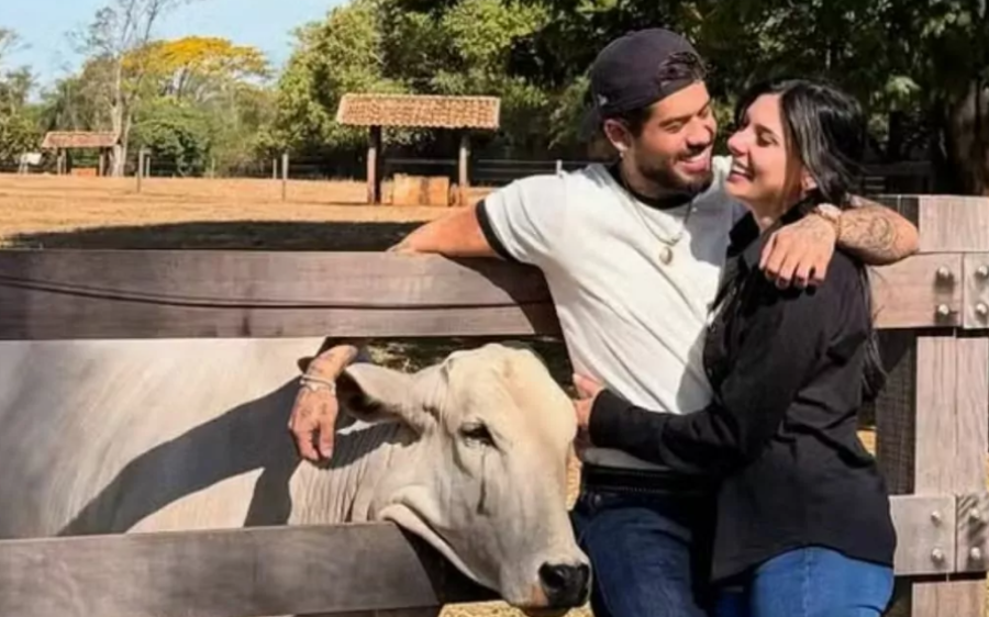 Zé Felipe e Ana Castela surgem agarradinhos no campo