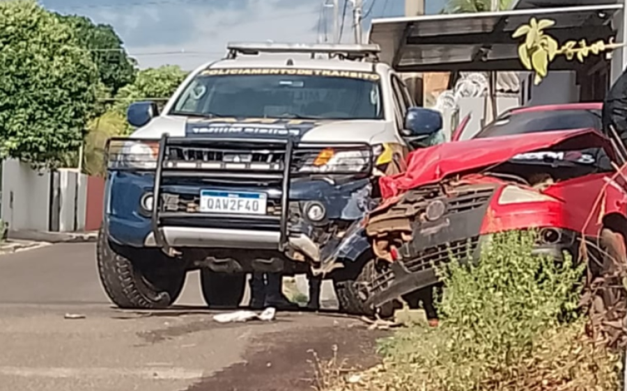 Durante acompanhamento tático a motociclista, viatura do Gtran se envolve em colisão com carro