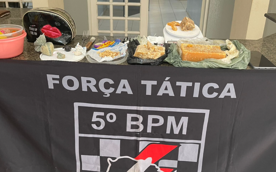 Polícia Militar fecha ponto de distribuição de drogas e apreende mais de 1kg de cocaína em Coxim