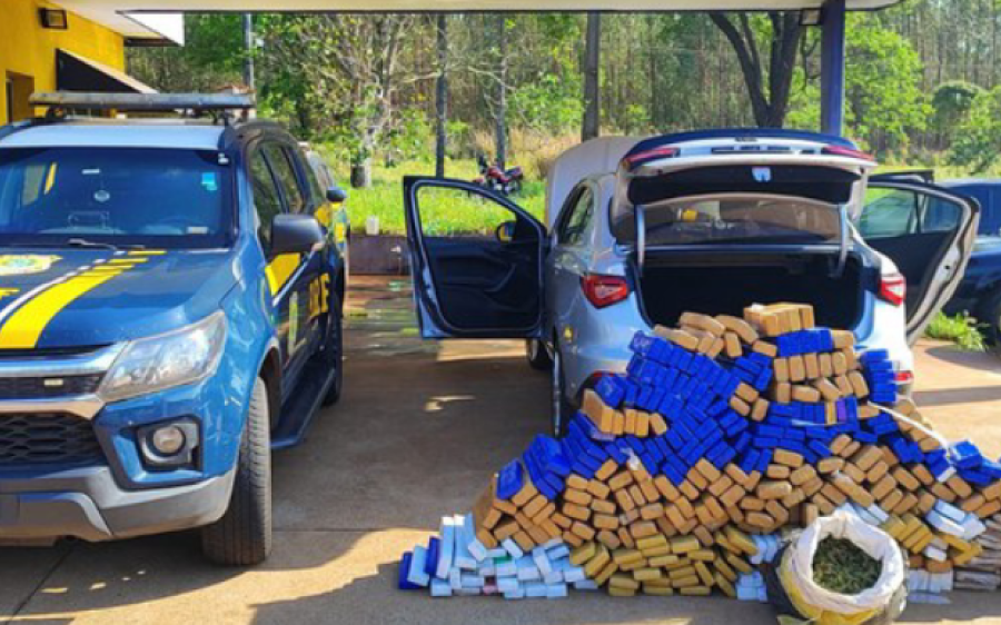 PRF apreende 340 kg de maconha e 3 kg de skunk em veículo clonado na BR-262
