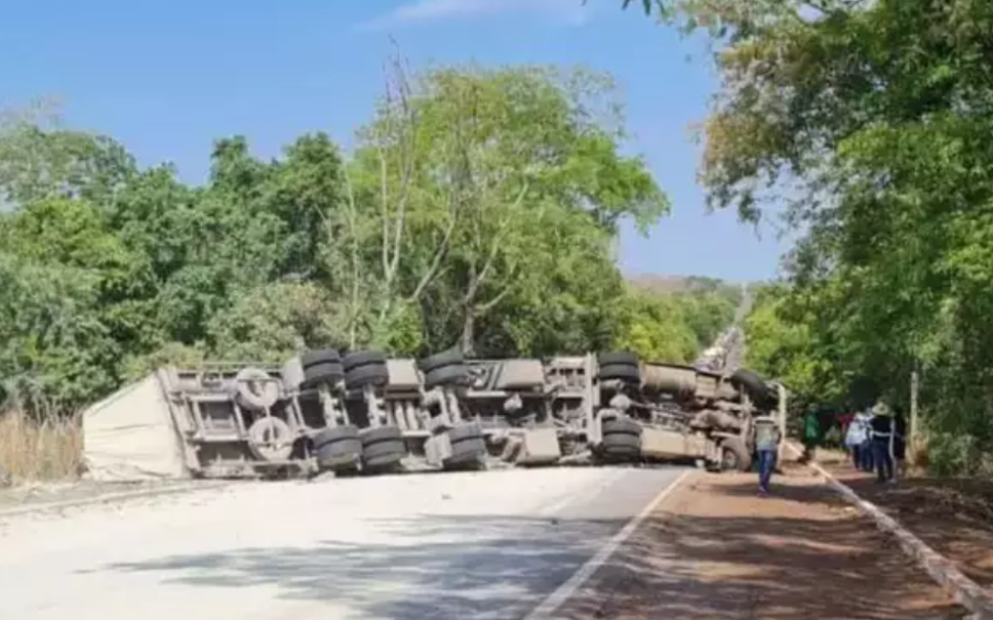 Motorista de carreta é preso por embriaguez após tombamento que interditou BR-262
