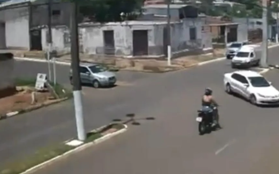 Colisão na Avenida Barão do Rio Branco deixa motociclista ferido e mobiliza equipes de emergência
