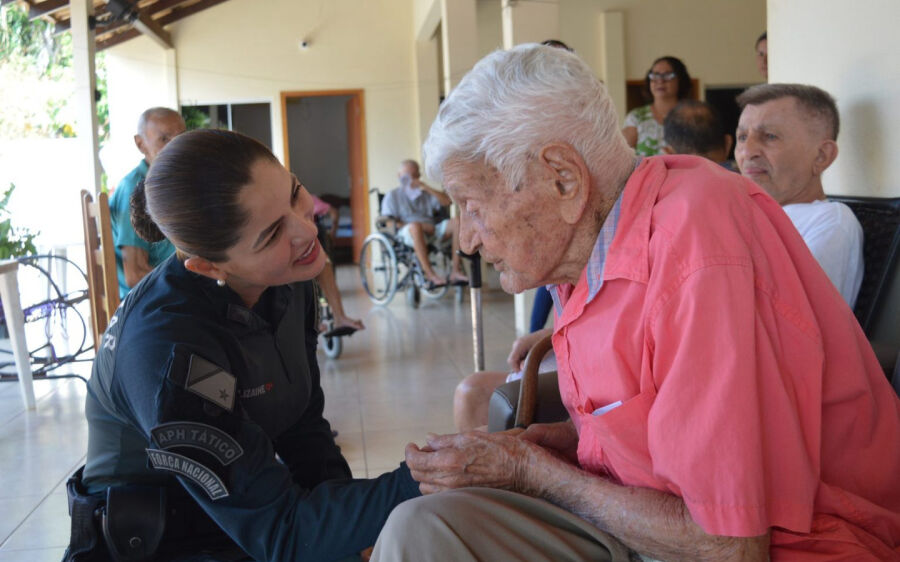 Casa Lar dos Idosos de Coxim recebe visita da Polícia Militar com atividades de carinho e alegria
