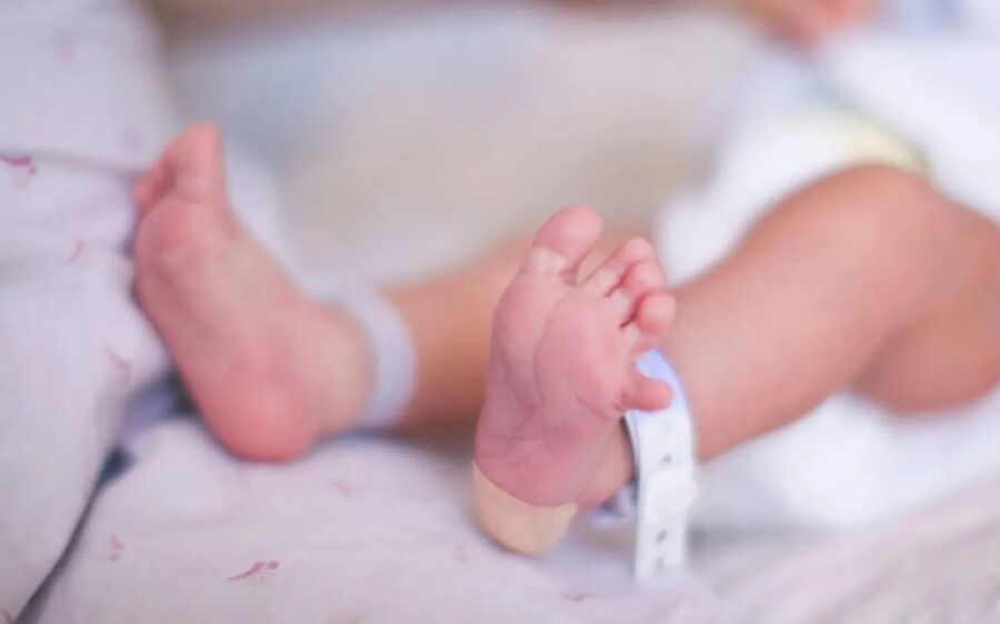 Bebê de 1 ano é internado após comer brigadeiro com maconha feito pela mãe em MS