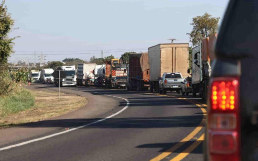 Engavetamento na BR-163 deixa um morto e trava rodovia com 8 km de congestionamento