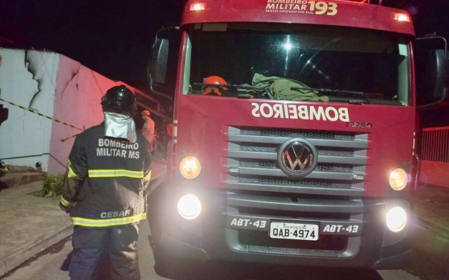 Incêndio em residência mobiliza polícia e bombeiros após desentendimento familiar em Coxim