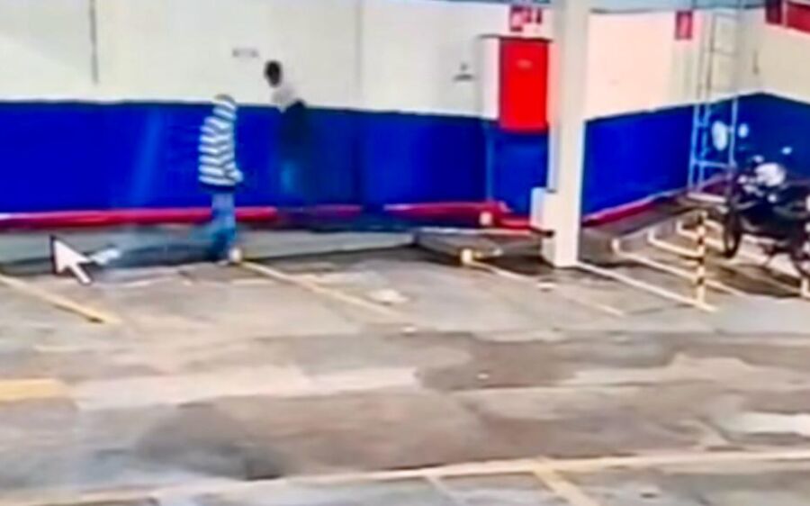 Câmeras flagram dupla cara de pau furtando motocicleta em estacionamento de supermercado em Coxim