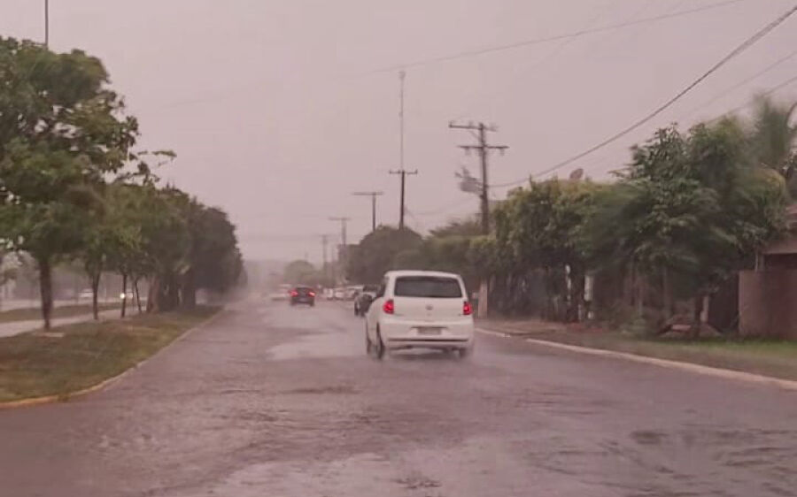 Chuva acumula 57 mm em pouco mais de uma hora em São Gabriel do Oeste
