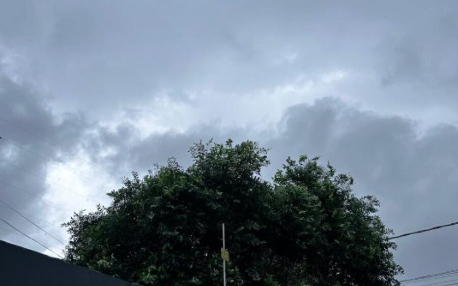 Previsão se confirma e frente fria chega em Coxim com alerta para tempestades e queda de temperatura