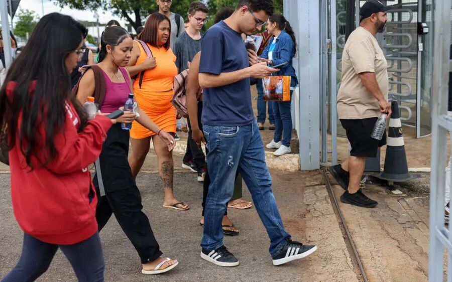 Milhões de estudantes em todo o Brasil encaram o primeiro dia do Enem neste domingo 