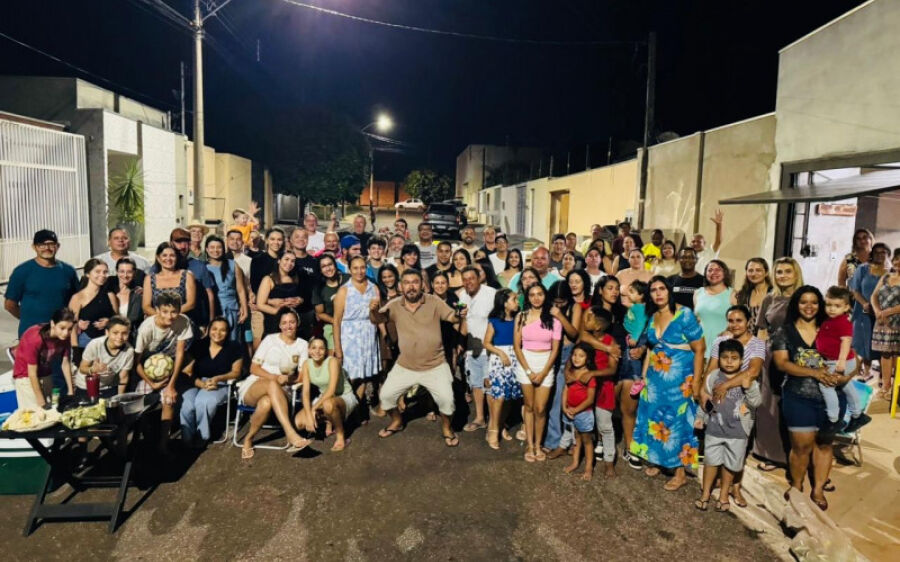 Em tempo de distanciamento, moradores de bairro confraternizam com churrasco na rua
