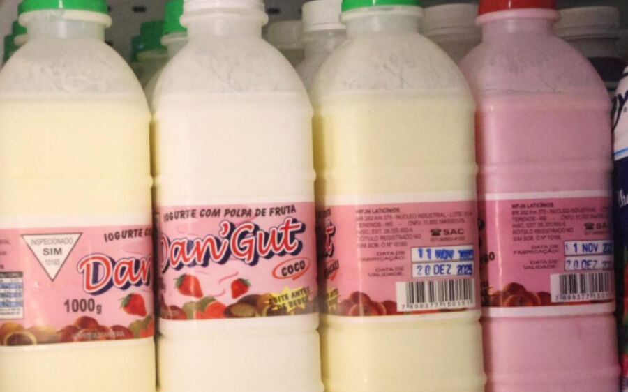 Polícia descarta 200 litros de leite e apreende rolos de selo falso em fábrica interditada em MS