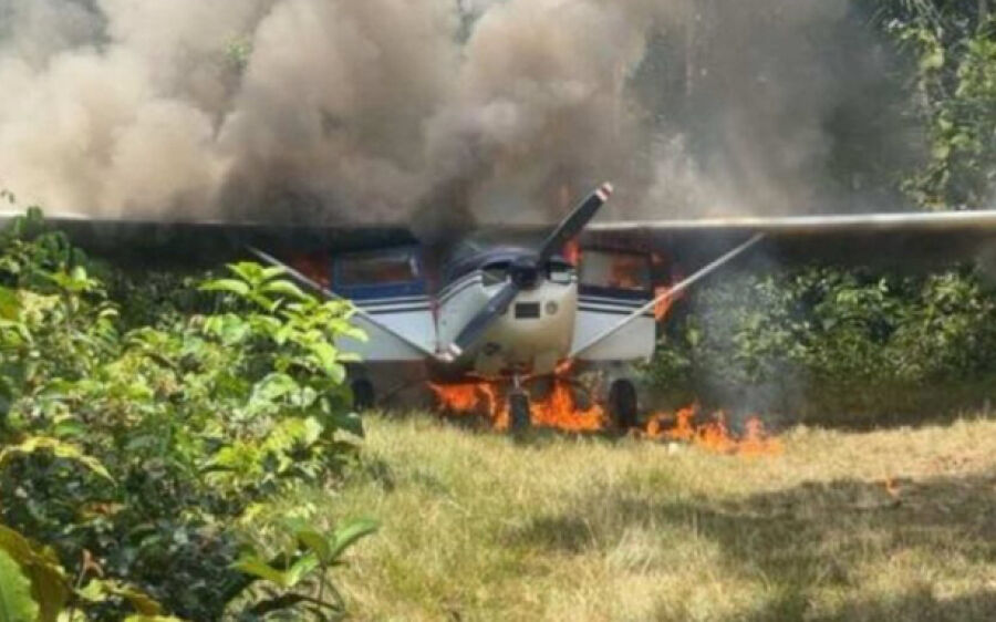 FAB intercepta e destrói aeronave suspeita de tráfico de drogas vinda da Venezuela
