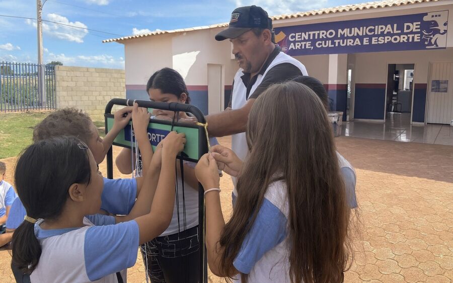Crianças de Coxim resgatam cultura pantaneira em oficina gratuita de miniaturas de arreios