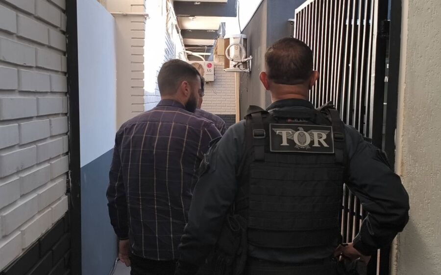 Homem que contratou frete para transportar mudança com droga escondida é preso
