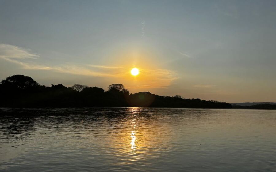 Calor intenso e tempo aberto marcam a segunda-feira em Coxim
