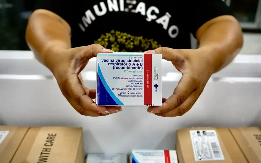 Ministério da Saúde inicia distribuição nacional de vacina contra vírus sincicial respiratório 