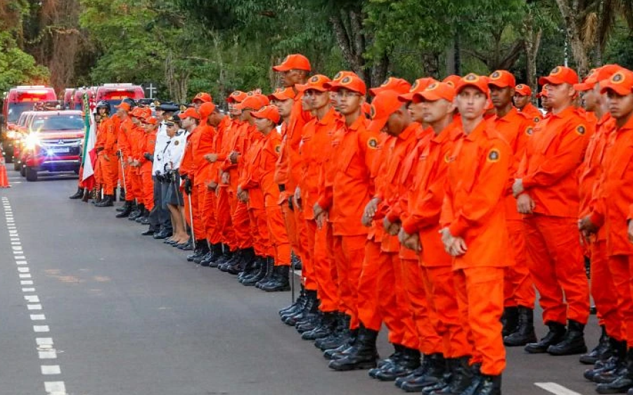 Governo de MS entrega viaturas e forma novos bombeiros para reforçar combate a incêndios
