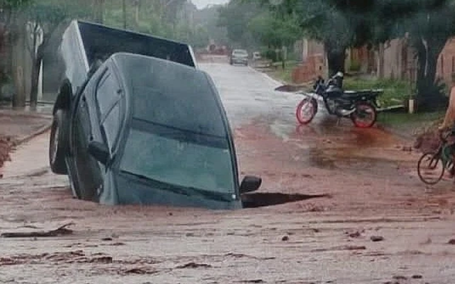 Caminhonete quase é engolida por buraco aberto pela chuva em Rio Verde de Mato Grosso
