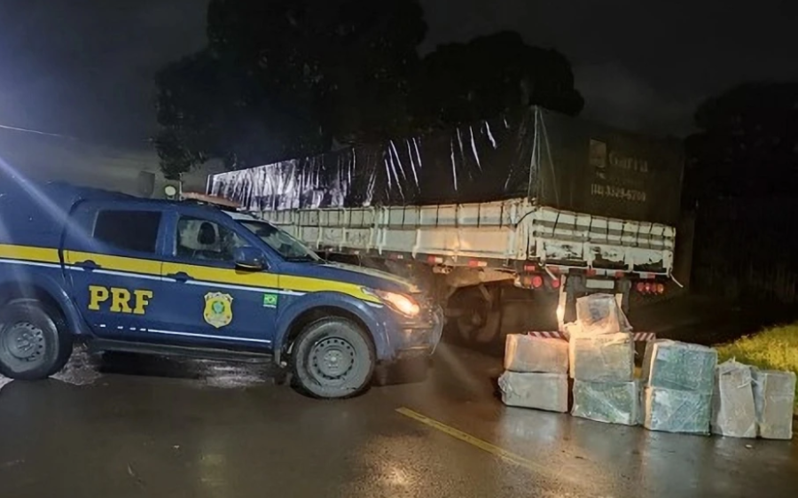 Polícia apreende 241 kg de maconha em caminhão na BR-262, em Ribas do Rio Pardo
